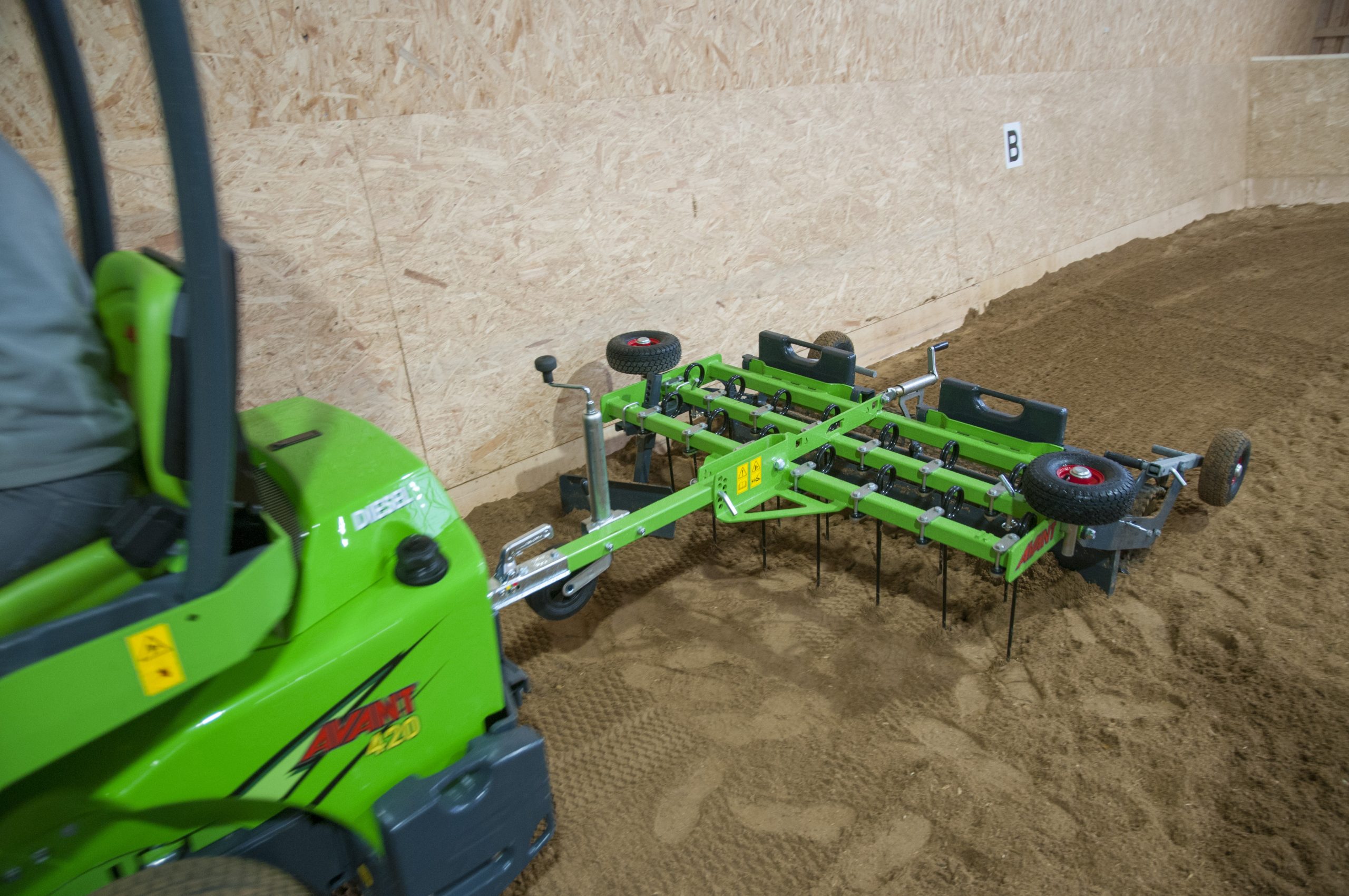 A21646 HORSE ARENA HARROW WORK 1 Avant